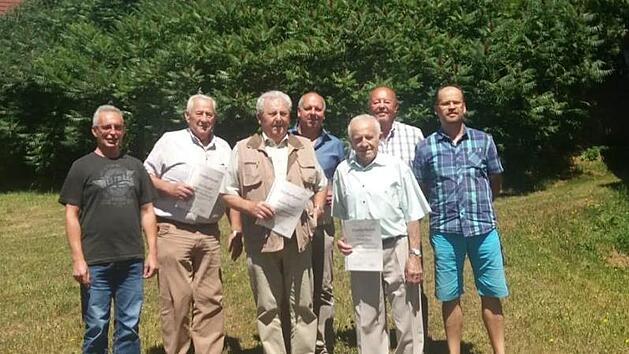 Vorsitzender Johannes Rothaler (von links) ehrte Paul Kessler, Walter Kessler, Konrad Kessler, Erich Metz, Helmut Markard. Schriftf&uuml;hrer J&uuml;rgen Schmitt gratulierte den Geehrten. Foto: Celine Heupelt