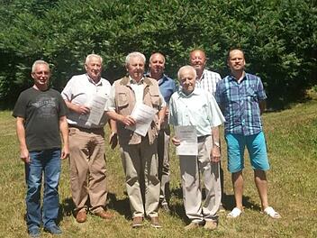 Vorsitzender Johannes Rothaler (von links) ehrte Paul Kessler, Walter Kessler, Konrad Kessler, Erich Metz, Helmut Markard. Schriftführer Jürgen Schmitt gratulierte den Geehrten. Foto: Celine Heupelt