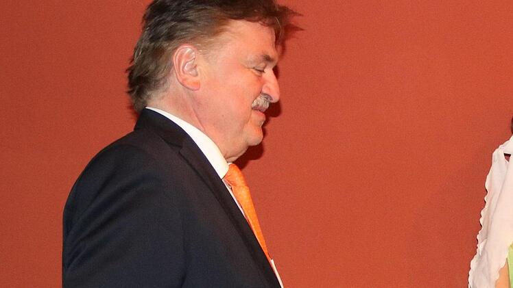 Landrat Klaus Peter Söllner bekommt die Geburtstagstorte präsentiert. Foto: Klaus Klaschka