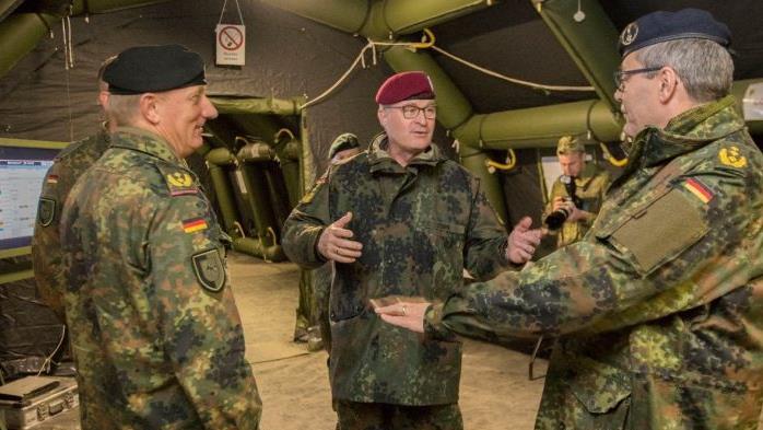 Generalmajor Jürgen-Joachim von Sandrart (von links), Divisionskommandeur 1. Panzerdivision, General Eberhard Zorn, Generalinspekteur der Bundeswehr und Generalleutnant Mais Kommandierender General des I. DEU/NLD Korps während der Einweisung in den Gefechtsstand.  Foto: Florian Gensch