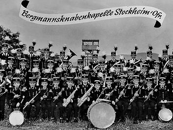 Ab 1961 sorgte die Erste Europäische Bergmannsjugendkapelle mit 34 Jugendlichen in Europa für Furore. Links Obermusikmeister a. D. Alfons Pohl, rechts Vorsitzender Hans Welscher. Im Hintergrund der Förderturm der Katharinazeche Repro: Gerd Fleischmann