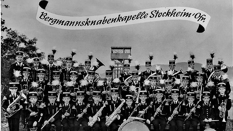 Ab 1961 sorgte die Erste Europäische Bergmannsjugendkapelle mit 34 Jugendlichen in Europa für Furore. Links Obermusikmeister a. D. Alfons Pohl, rechts Vorsitzender Hans Welscher. Im Hintergrund der Förderturm der Katharinazeche Repro: Gerd Fleischmann