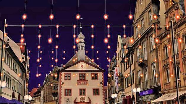 Die Idee: Ein Lichterzelt erhellt den Marktplatz, das Alte Rathaus ist bis zur Turmspitze zu sehen.