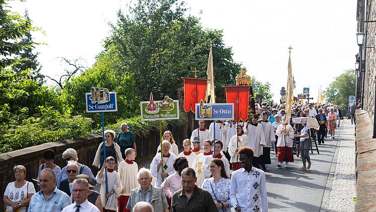Bamberg: Mehrere Tausend Gl&auml;ubige zu Fronleichnamsprozession erwartet - Aufstellung, Weg, Gottesdienst