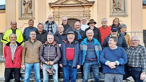 Die Wandergruppe Eltingshausen, hier vor der Kirche in Poppenhausen, ist sehr aktiv. Am Mittwoch steht schon die 100. Wanderung bevor, die nach Haard f&uuml;hren soll.