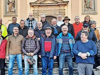 Die Wandergruppe Eltingshausen, hier vor der Kirche in Poppenhausen, ist sehr aktiv. Am Mittwoch steht schon die 100. Wanderung bevor, die nach Haard führen soll.