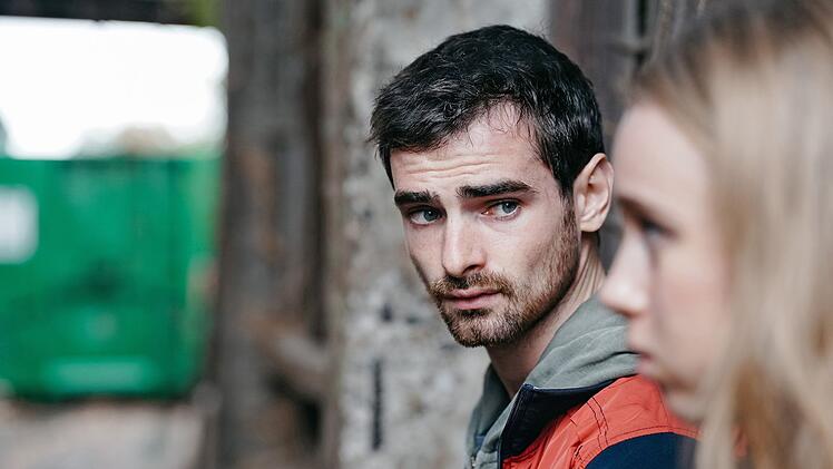 Pia (Johanna G&ouml;tting), Schwester vom "Heiliger", offenbart sich im Gespr&auml;ch dem Freund ihres gro&szlig;en Bruders, Paul (Aaron Hilmer).