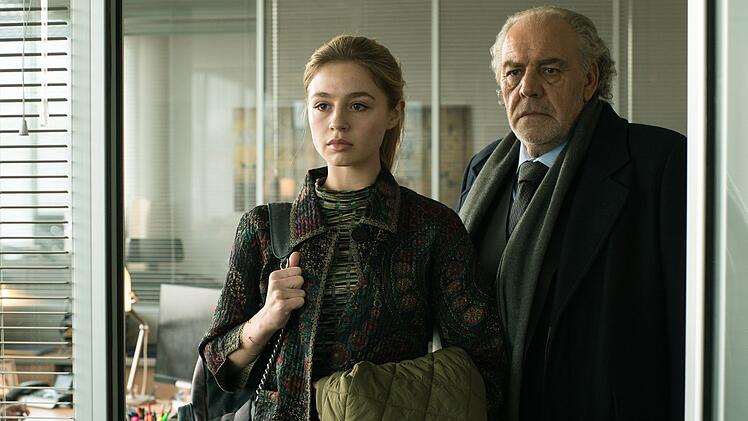Julias Halbschwester Mavie (Flora Li Thiemann) vertraut dem Anwalt Thomas Borchert (Christian Kohlund), der Julias Unschuld beweisen will.