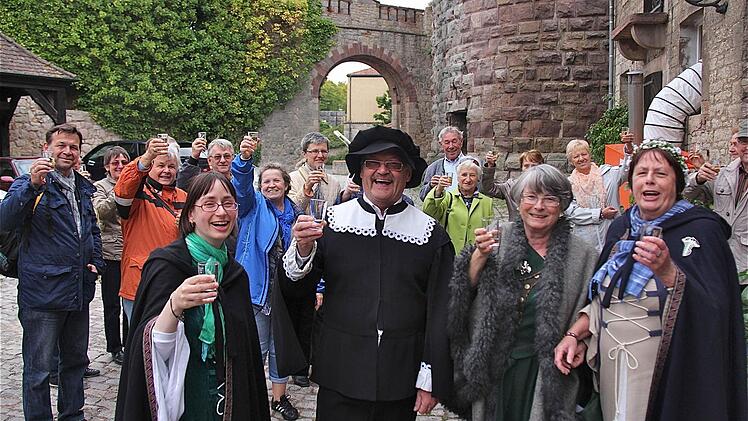 Die Schlenderweinprobe gut gelaunt.