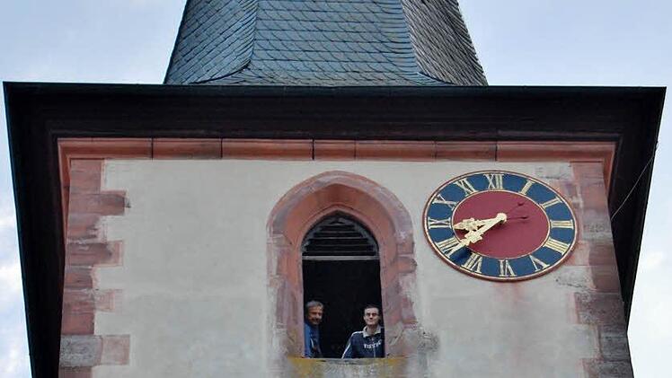 Ein Blick vom Fenster des Kirchturms, durch das die Glocke erst ab- und jetzt wieder hineingebaut wurde.