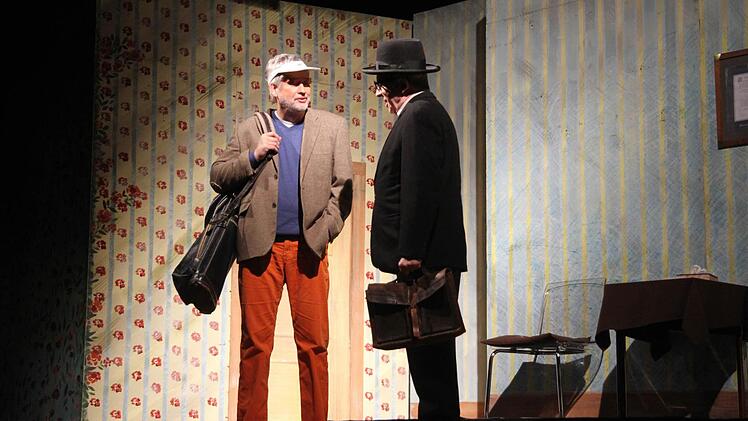 Die beiden Anwälte Thurmont, Barbaras Scheidungsanwalt und Regisseur (Manfred Molitorisz) und Goldstein, (Karl-Heinz Dickmann) sind sich selbst spinnefeind und tragen den Ehekrieg unter sich aus. Foto: Sonja Adam