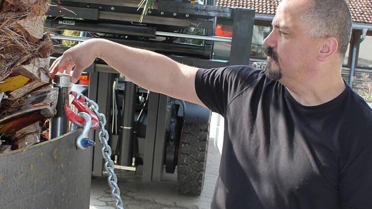 Holger Paff kontrolliert den Wasserstand im Behälter. Foto: Mäuser