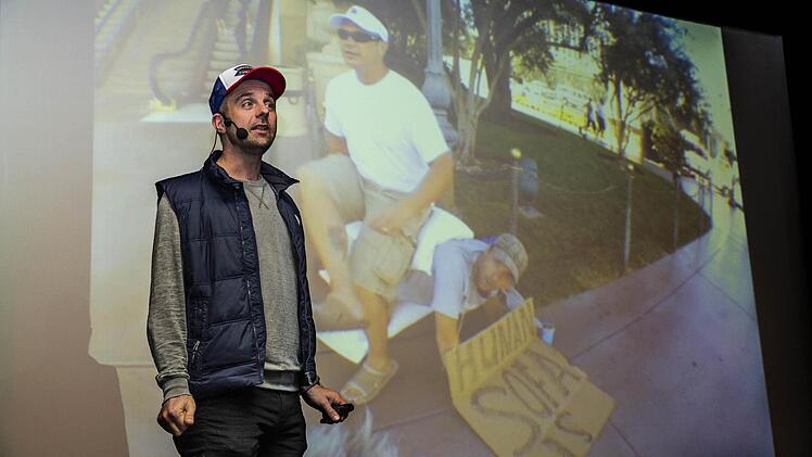 Ein paar Dollar als menschliche Couch (Human Sofa for one Dollar) konnte sich Michael Wigge in Los Angeles verdienen, bis die Polzei kam und die "Straßenkunst" beendete. Foto: Rene Ruprecht