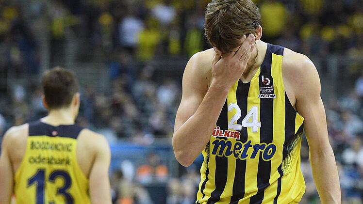 Am liebsten im Boden versinken möchte Jan Vesely von Fenerbahce Istanbul. Dem Tschechen versagten von der Freiwurflinie die Nerven. Nur einen von zehn Versuchen traf der 26-Jährige. Foto: Soeren Stache/dpa