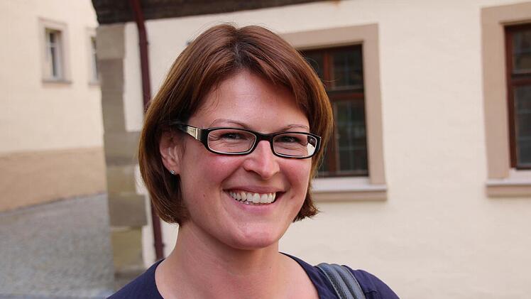 "Ich sehe es als Erfolg an, dass überhaupt eine Brücke gebaut wird", sagt Saskia Willing, die gemeinsam mit vielen anderen Eltern zur Sitzung des Bauausschusses kam. Gemeinsam mit ihren Kindern nutze sie die jetzige Brücke mehrfach täglich. Weil sie unmittelbar daneben wohnt, wäre es auch ein riesiger Mehraufwand, wenn die Kinder den Umweg über die nächste Lollbach-Querung in Kauf nehmen müssten: "Das sind eineinhalb Kilometer außenrum", schätzt sie, während sie den Kindern erst einmal den Be...