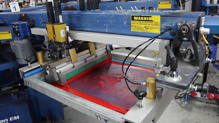 Die Farbe wird maschinell &uuml;ber eine Motivvorlage gezogen. Foto: Yannick Hupfer