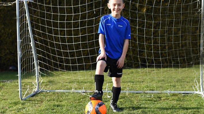 Elias Krasser (-19): Kann man ein Tor des Jahres planen? Anscheinend schon, denn als Elias Krasser h&ouml;rte, dass der BFV alle vier Wochen &uuml;ber den "Bayern-Treffer des Monats" abstimmen l&auml;sst, bat er Vater Markus, ihn zu filmen. Prompt lieferte der Sohn. Der damalige F-Junior des TSV Ebermannstadt versenkte den Ball bei einem Hallenturnier per Spannschuss im gegnerischen Geh&auml;use. Sp&auml;ter gewann Elias auch die Wahl zum Tor des Jahres und durfte in die Sendung "Blickpunkt Sport". "Ich bin mit Papa,...