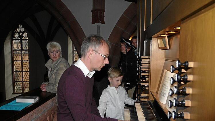 Wolfgang Schneider trug mit seinem grandiosen Orgelspiel zur musikalischen Qualität des Konzerts bei, sein Sohn Simon half ihm dabei mit dem "Zapfenziehen".  Foto: Klemens Albert