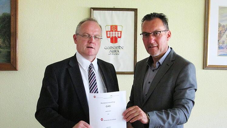Vertrag verlängert: Bürgermeister Thomas Hack und Manfred Zimmer von den Stadtwerken Bad Kissingen. Foto: Winfried Ehling