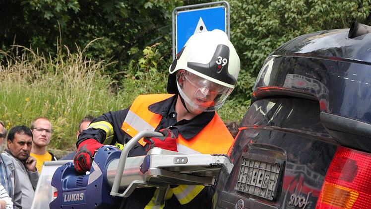 Die Freiwillige Feuerwehr zeigte eine spektakuläre Übung. Foto: Ulrike Müller