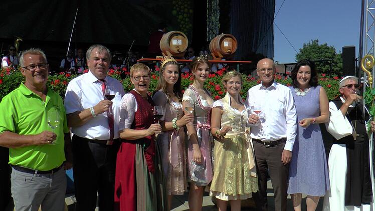 Auf ein fröhliches Weinfest: (von links) Roland Mahr (Vorsitzender Organisationskomitee), Bürgermeister Bernhard Ruß, Landtagsabgeordnete Sabine Dittmar, Weidenprinzessin Lina Krines, die Weinprinzessinnen Anna-Lena Gottschalk und Elisabeth Goger, Landrat Wilhelm Schneider, Staatsministerin Dorothee Bär, "Abt Degen" Richard Schlegelmilch und Ernst Albert (Stv. Vorsitzender Organisationskomitee).