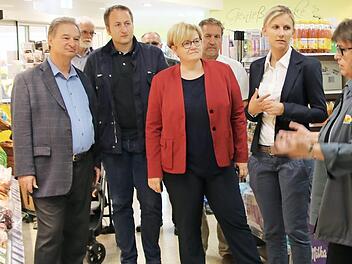 Marktleiterin Elisabeth Gründer (Zweite von rechts) erläutert Staatssekretärin Anette Kramme (rotes Jacket) das Prinzip und die Besonderheiten des CAP-Markts in Stammbach. Foto: Klaus Klaschka