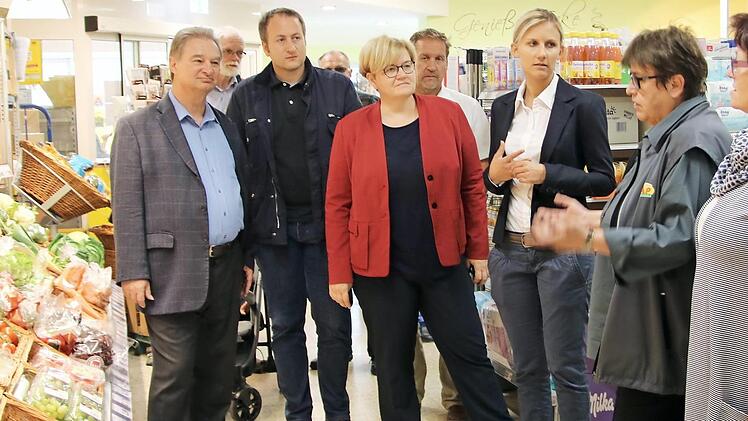 Marktleiterin Elisabeth Gründer (Zweite von rechts) erläutert Staatssekretärin Anette Kramme (rotes Jacket) das Prinzip und die Besonderheiten des CAP-Markts in Stammbach. Foto: Klaus Klaschka
