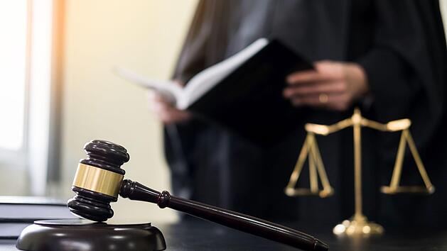 Vor dem Landgericht in Bamberg muss sich ein Mann (29) aus Ha&szlig;furt verantworten.  Er soll versucht haben, seine Lebensgef&auml;hrtin zu t&ouml;ten - doch die Aussagen des Opfers scheinen nicht ganz glaubw&uuml;rdig. Symbolfoto: snowing12 / Adobe Stock