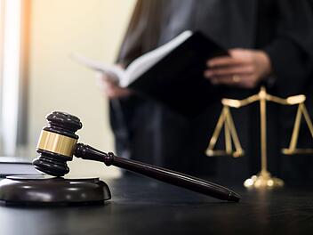 Vor dem Landgericht in Bamberg muss sich ein Mann (29) aus Haßfurt verantworten.  Er soll versucht haben, seine Lebensgefährtin zu töten - doch die Aussagen des Opfers scheinen nicht ganz glaubwürdig. Symbolfoto: snowing12 / Adobe Stock