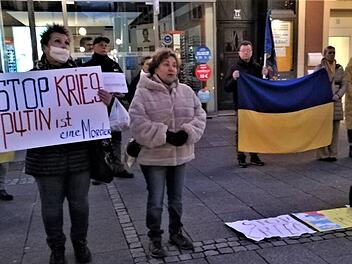 "Stop Putin" und "Help Ukraine" sowie die Aufforderung "Ban Russia from SWIFT" waren die Forderungen der Ukrainer in Bad Kissingen. Fioto: Sigismund von Dobschütz