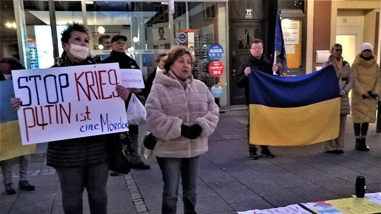 "Stop Putin" und "Help Ukraine" sowie die Aufforderung "Ban Russia from SWIFT" waren die Forderungen der Ukrainer in Bad Kissingen. Fioto: Sigismund von Dobschütz