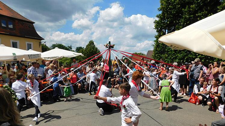 Stimmungsvolle Lindenkerwa in Peesten