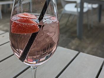 Ein perfekter Begleiter f&uuml;r die Tage auf der Terrasse: die Erdbeerbowle