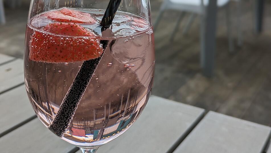 Ein perfekter Begleiter für die Tage auf der Terrasse: die Erdbeerbowle Ein perfekter Begleiter für die Tage auf der Terrasse: die Erdbeerbowle