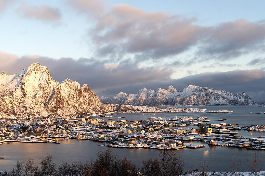 Svolvær - Eingangstor zum Trollfjord:   Als größte Stadt der Lofoten ist Svolvær ein wichtiges kulturelles und wirtschaftliches Zentrum. Hier können Besucher Aktivitäten wie Walbeobachtungen oder Bootstouren unternehmen, um den Trollfjord zu erkunden. Die Stadt bietet auch zahlreiche Restaurants und Geschäfte sowie die Möglichkeit, den Svolværgeita, eine markante Felsformation, zu besteigen. Svolvær ist ein idealer Ausgangspunkt, um die Lofoten zu entdecken.