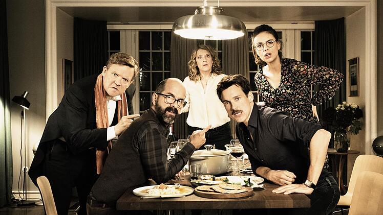 Ein Abendessen ger&auml;t aus den Fugen, von links: Ren&eacute; (Justus von Dohn&aacute;nyi), Stephan (Christoph Maria Herbst), Elisabeth (Caroline Peters), Thomas (Florian David Fitz) und Anna (Janina Uhse).