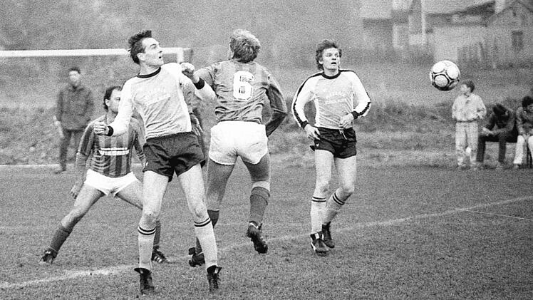 Der Riedenberger Dorn (Nr. 6) sieht sich zwei Gegenspielern des VfB Burglauer gegen&uuml;ber: F. Schneider (links) und H. B&ouml;tsch (rechts) kommen nicht mehr an den Ball.