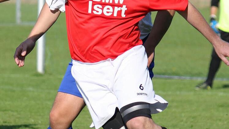 Der Vorsitzende der SG Roth-Main, André Heinz (vorne), schnürt noch für die 2. Mannschaft in der A-Klasse die Fußballschuhe. Foto: Michael Foltes