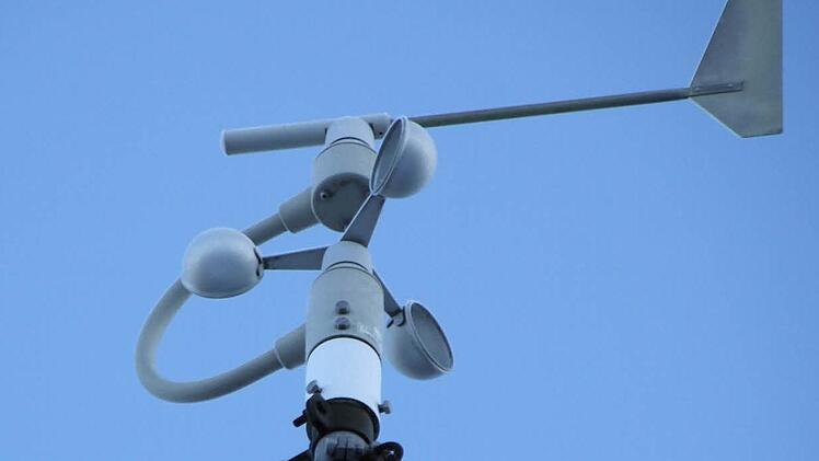 Ein Windrad misst Windgeschwindigkeit und Windrichtung.