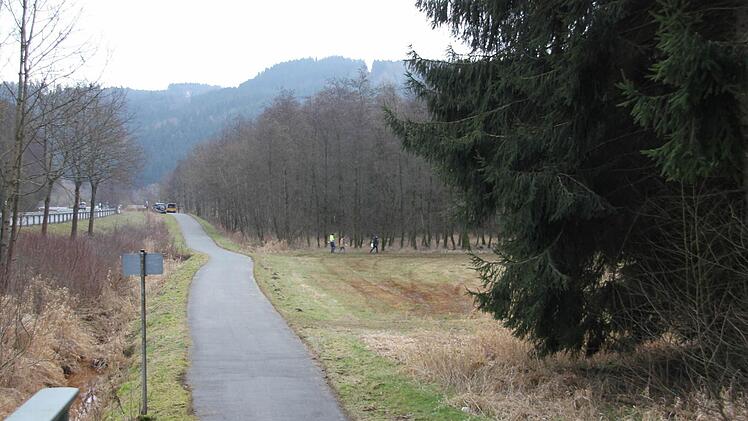 Rechts des asphaltierten Radweges wird das Staubecken errichtet.