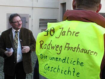 Im Oktober 2012 überbrachte Staatssekretär Gerhard Eck den protestierenden Arnshäusern die frohe Kunde, dass 2013 mit dem Bau des Geh- und Radwegs begonnen werde. Foto: Thomas Mäuser/Archiv