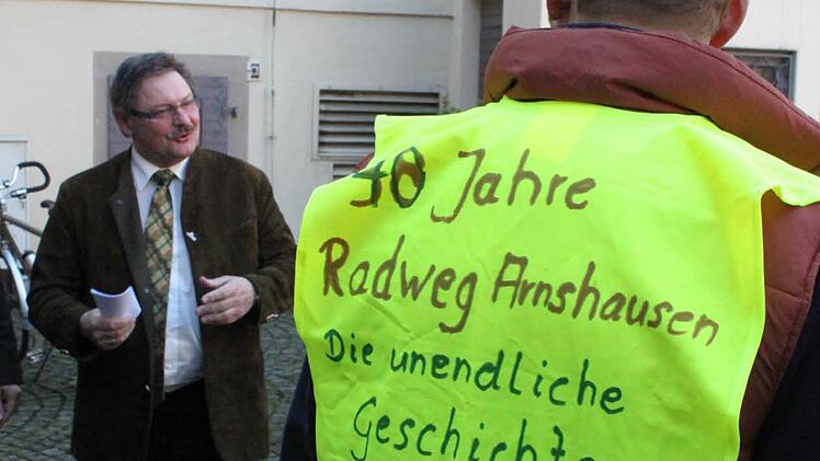 Im Oktober 2012 überbrachte Staatssekretär Gerhard Eck den protestierenden Arnshäusern die frohe Kunde, dass 2013 mit dem Bau des Geh- und Radwegs begonnen werde. Foto: Thomas Mäuser/Archiv