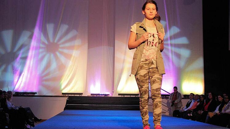 Schrilles, Buntes und Elegantes auf dem Catwalk. Foto: Merzbach
