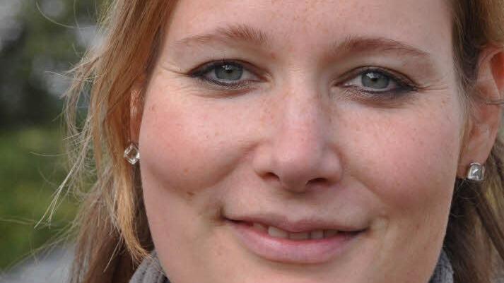 Julia Kramer, die 29-jährige Verlobte von SV-Torjäger Benni Meixner spielt Tennis beim FC Altendorf: "Man merkte beiden Reihen an, wie wichtig die Punkte für sie waren. Die Nervosität war bis nach draußen zu spüren, aber der SV wirkte den Tick entschlossener. Daher geht der Sieg in Ordnung, bei etwas mehr Glück auch höher. Mein Benni bekommt trotz der großen Chance ein Gute-Nacht-Bussi."