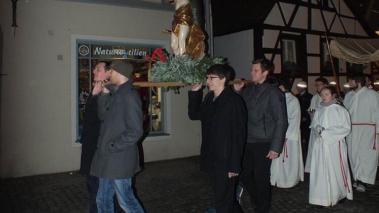Prozession mit der Sebastiansfigur Foto: Manfred Welker