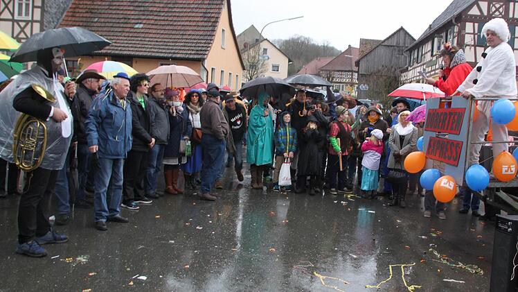 Regenschirme dominierten bei Marianne Dinkels Büttenrede auf dem Marktplatz. Foto: Matthias Einwag