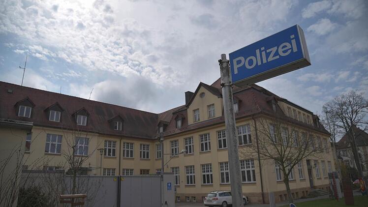 Um 13.30 Uhr wird der Porsche 911 Turbo bei der Lichtenfelser Polizei vorgestellt. Fotos: kdm