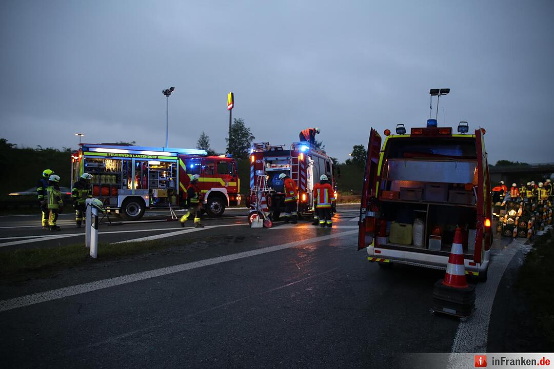 Ladungssicherung bei Getraenkelaster unzureichend - Lkw verliert etwa 200 Bierkaesten auf der Autobahn