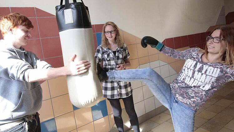 Mal ohne Blessuren den Dampf abzulassen, dies zum Beispiel lernen die Schüler an der RvT unter Anleitung der Jugendsozialarbeiterin Angelina Oschmann (Mitte).  Foto: Josef Hofbauer