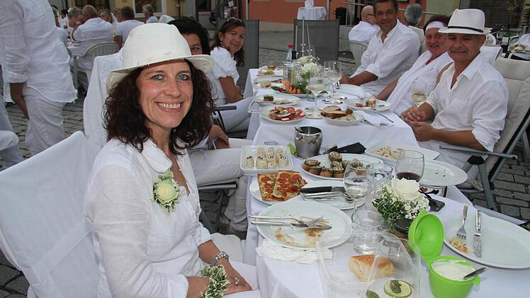 Sandra Kotschenreuther hatte einen weißen Hut aufgesetzt und genoss das mitgebrachte italienisch-mediterrane Menü. Foto: Sonny Adam
